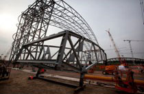 01_L’arena del Basket in fase di costruzione con i primi 10 archi della struttura di acciaio di 20 m di altezza già in opera. Credit London 2012