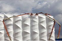 02_Le fasi di completamento del rivestimento esterno dell’Arena del Basket. 
Credit London 2012