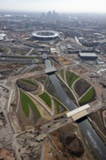 01_Veduta aerea del Parco Olimpico verso Sud. Parklands, il recente sviluppo lungo il fiume Lea. Credit London 2012