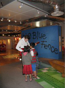 01_The Big Blue Fence di Penny Cliff e Christofer Preston. Credit  http://www.immediate-theatre.com