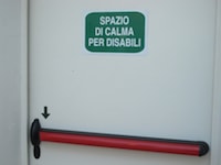 Fig. 5. Segnale identificativo di uno spazio calmo posto sulla porta di accesso. La scritta: Spazio di calma per disabili, rileva quanto lavoro ci sia ancora da fare, anche in termini di conoscenza diffusa.