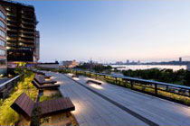 “Diller-von Furstenberg Sundeck, tra West 14th Street e West 15th Street, guardando a sud. Sono visibili le strutture dei Chelsea Piers”, © Iwan Baan 2009