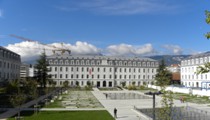 Grenoble - Operazione de Bonne : il parco urbano_Esplanade Général Alain Le Ray, la corte d'onore della caserma trasformata in piazza pubblica.
www.debonne-grenoble.fr