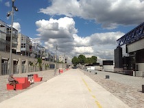 Percorso tra il blocco residenze/servizi che definisce il confine settentrionale del Parco (Porte de La Villette) e la Cité des Sciences et de l’Industrie