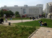 Viste sull’area più settentrionale del parco, con il blocco residenze/servizi (Porte de La Villette) sullo sfondo