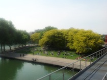 Il prato a sud della Folie kiosque à musique, all’intersezione del Canal de l’Ourcq con il Canal Saint Denis