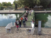 Attraversamenti sul Canal de L’Ourcq: la prima foto mostra il ponte della Galerie de La Villette, la seconda il ponte flottante mobile che è montato nella stagione estiva per consentire un attraverso meno congestionato...